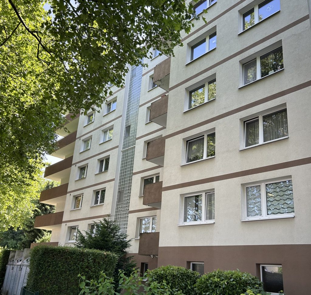 Referenzimmobilie: Eigentumswohnung in Bochum Laer, nahe Ruhr Uni. Dieses erfolgreiche Objekt bietet folgende Besonderheiten: Sanierungsobjekt als Fix & Flip Beispiel.. Ein typisches Immobilienbeispiel aus unserer erfolgreichen Maklertätigkeit.