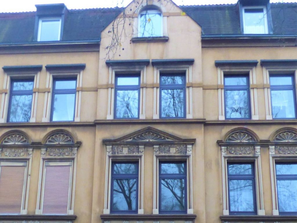 Referenzimmobilie: Vermietetes Familienhaus + Ladenlokal in Essen!. Dieses erfolgreiche Objekt bietet folgende Besonderheiten: 5 Wohnungen auf insgesamt 400 m² plus einem 40 m² Ladenlokal. Ein typisches Immobilienbeispiel aus unserer erfolgreichen Maklertätigkeit.