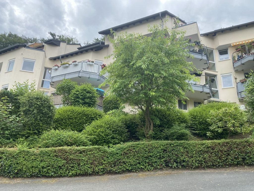 Referenzimmobilie: Maisonette Wohnung mit Weitblick in Velbert. Dieses erfolgreiche Objekt bietet folgende Besonderheiten: Erstklassig gepflegte Maisonettewohnung mit ca. 75 m² Wohnfläche + Galerie.. Ein typisches Immobilienbeispiel aus unserer erfolgreichen Maklertätigkeit.