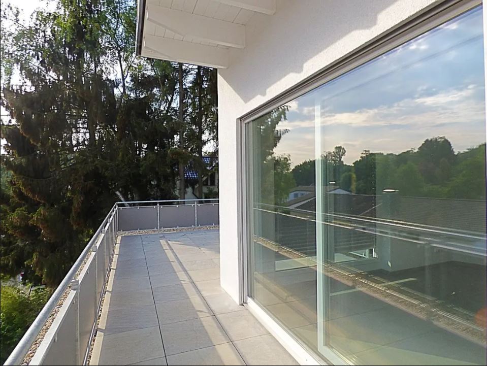 Referenzimmobilie: Penthousewohnung im Mülheimer Rumbachtal.. Dieses erfolgreiche Objekt bietet folgende Besonderheiten: Vermietung: Elegante 100 m² Wohnfläche im Neubau mit Tiefgarage.. Ein typisches Immobilienbeispiel aus unserer erfolgreichen Maklertätigkeit.