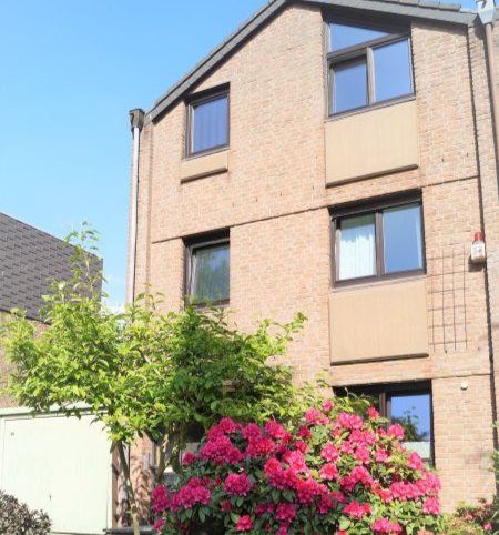 Referenzimmobilie: Einfamilienhaus in Familienlage in Düsseldorf Rath.. Dieses erfolgreiche Objekt bietet folgende Besonderheiten: 176 m² Wohnfläche auf 400m² Grundstück direkt am Aaper Wald.. Ein typisches Immobilienbeispiel aus unserer erfolgreichen Maklertätigkeit.