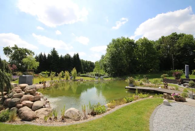 Referenzimmobilie: Einfamilienhaus mit Land in Ratingen Breitscheid. Dieses erfolgreiche Objekt bietet folgende Besonderheiten: 160 m² auf ca. 4.000 m² Grund und Boden.. Ein typisches Immobilienbeispiel aus unserer erfolgreichen Maklertätigkeit.