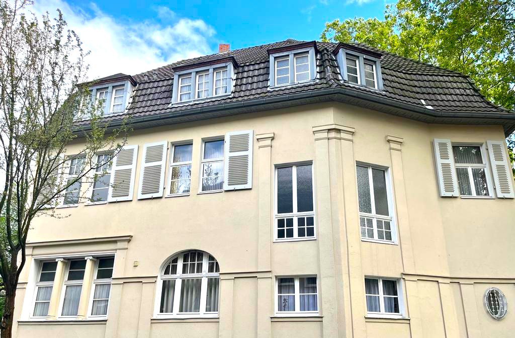 Referenzimmobilie: Denkmal-Villa am Rhein in Düsseldorf Oberkassel.. Dieses erfolgreiche Objekt bietet folgende Besonderheiten: 310 m² Wohnfläche mit Hof und Garagen.. Ein typisches Immobilienbeispiel aus unserer erfolgreichen Maklertätigkeit.
