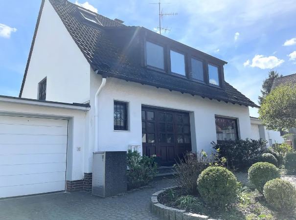 Referenzimmobilie: EFH in Bestlage im Grünen in Essen Heidhausen.. Dieses erfolgreiche Objekt bietet folgende Besonderheiten: 160 m² Wohnfläche mit 450 m² Grundstück.. Ein typisches Immobilienbeispiel aus unserer erfolgreichen Maklertätigkeit.