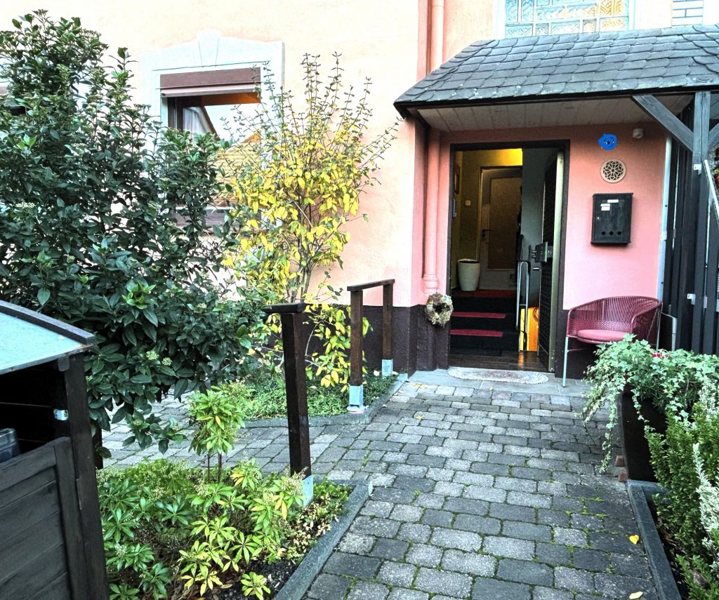 Referenzimmobilie: Reihenmittelhaus mit Garten in Duisburg.. Dieses erfolgreiche Objekt bietet folgende Besonderheiten: 124 m² Wohnfläche, vollunterkellert, einem idylischem Garten und Carport mit Wallbox.. Ein typisches Immobilienbeispiel aus unserer erfolgreichen Maklertätigkeit.