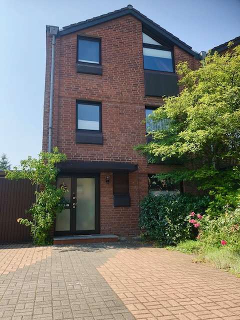 Referenzimmobilie: Reihenendhaus am Aaper Wald in Düsseldorf.. Dieses erfolgreiche Objekt bietet folgende Besonderheiten: ca. 161 m² Wohnfläche, mit Doppel- und Tiefgarage.. Ein typisches Immobilienbeispiel aus unserer erfolgreichen Maklertätigkeit.