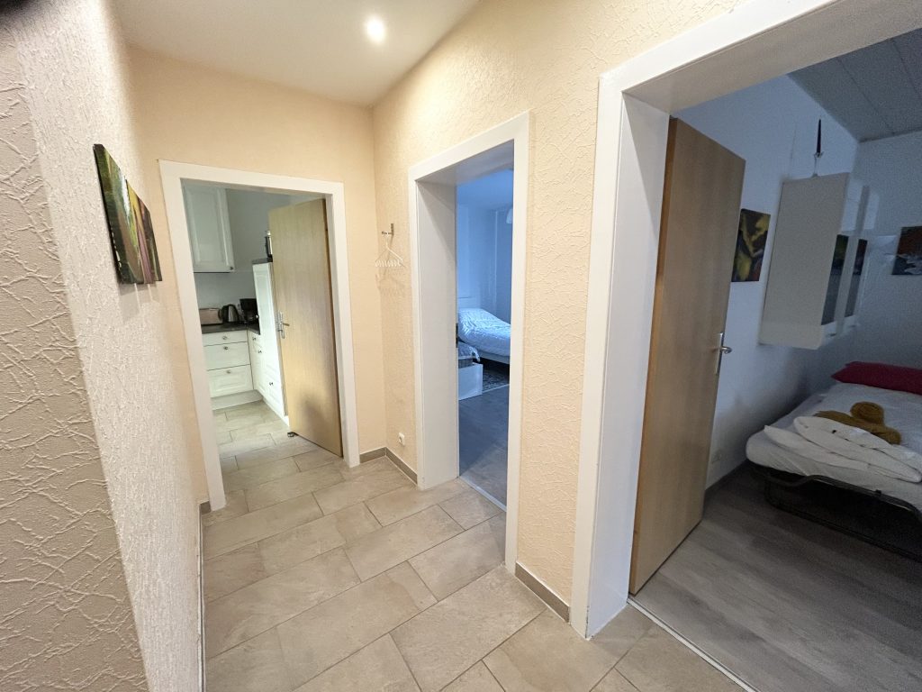 Wohnungsflur mit 3 Abgängen zu Zimmern