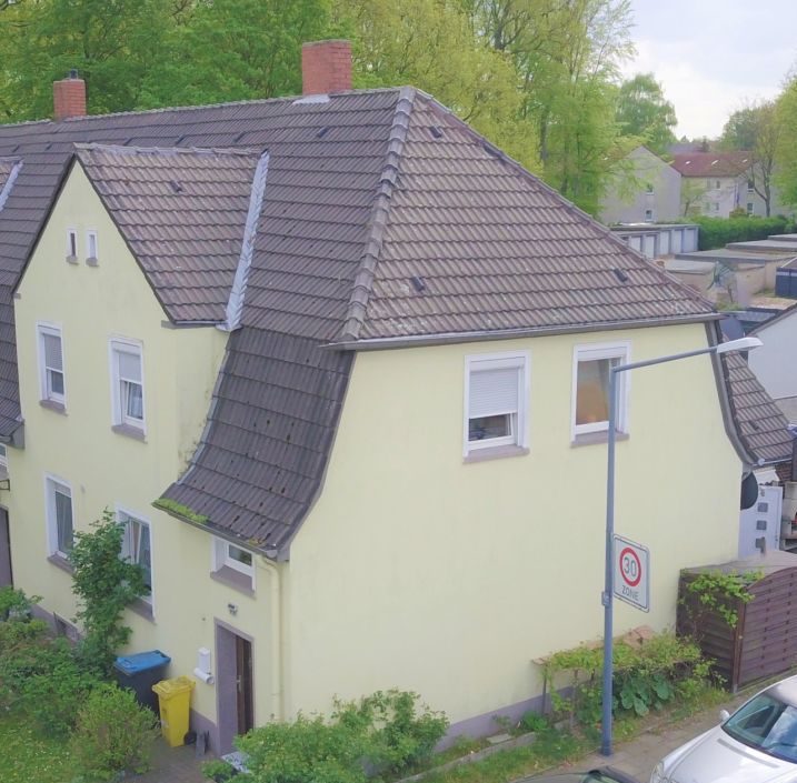 Foto von einem gelben Mehrfamilienhaus