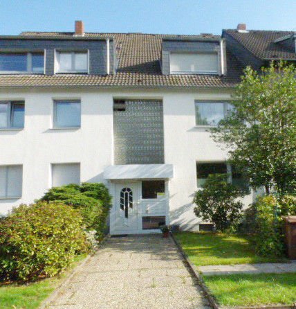 Blick auf die Front eines Mehrstöckigen Mehrfamilienhauses