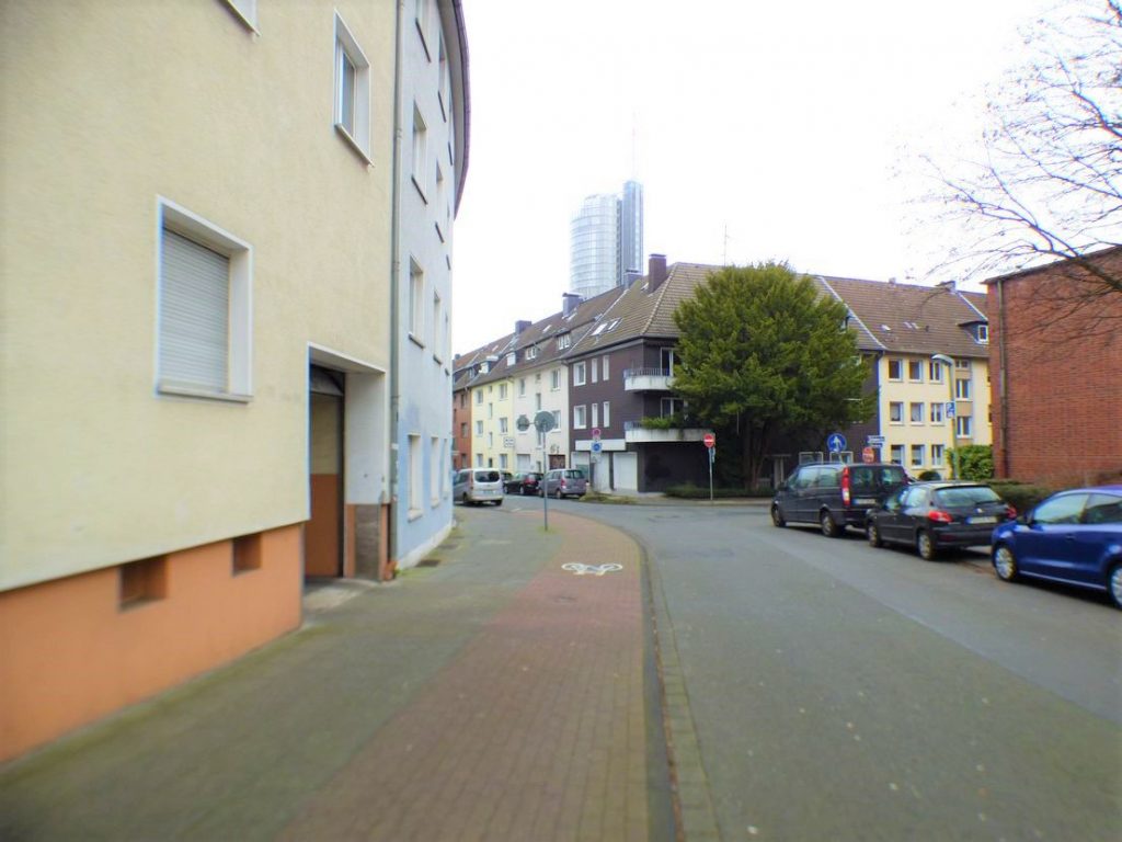 Straße mit Mehrfamilienhäusern