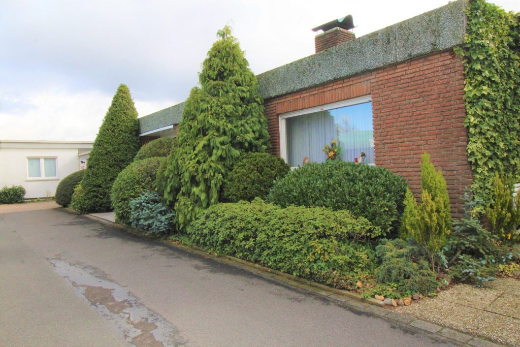 Bungalow mit grünem Vorgarten