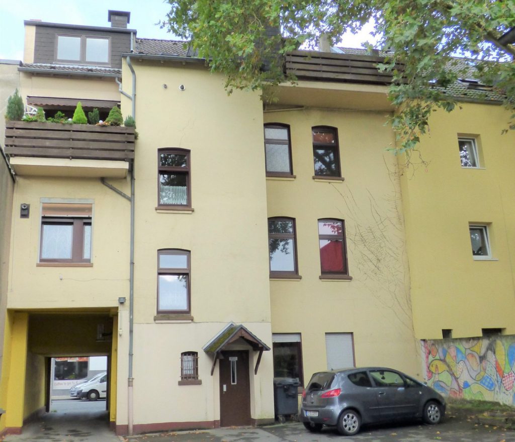 Reihenhaus aus der Sicht des Hinterhofes mit Durchfahrt