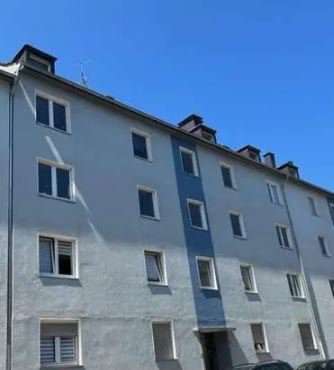 Blick auf die Front eines Mehrstöckigen Mehrfamilienhauses