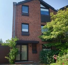 Blick auf die Front eines Mehrstöckigen Mehrfamilienhauses