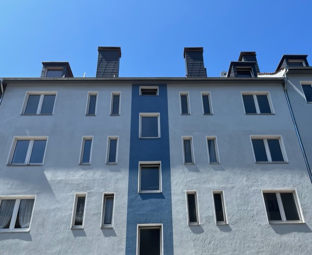 Mehrfamilienhaus in weiß blau