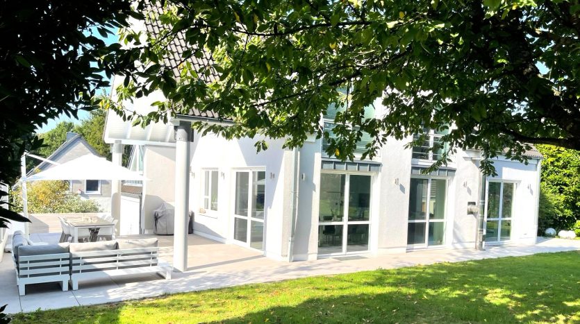 Rückseite mit Terrasse